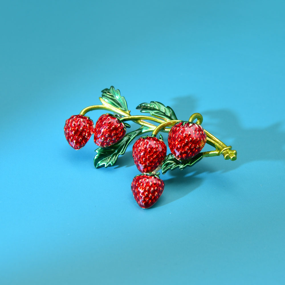 Broche Vintage Fraise En Relief émail Vert Avec Cristaux Rosés Et Dorure - Réf. 4723