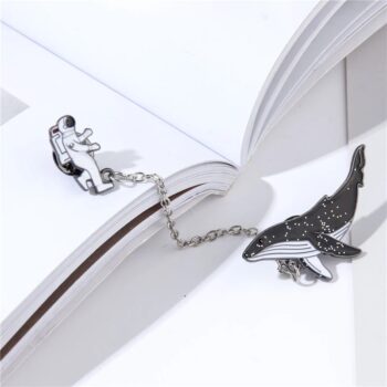 Pin’s À Chaine Astronaute Et Baleine