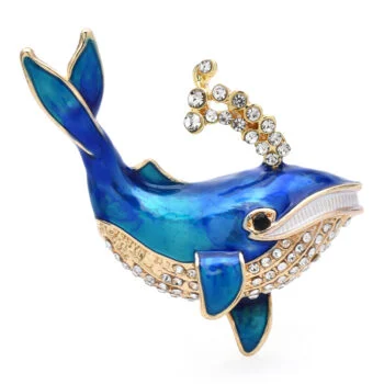 Broche baleine fantaisie en métal doré et émail bleu avec strass blancs, détail soigné sur la bouche et la fontaine d'eau ornée de cristaux