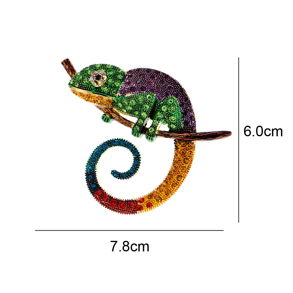 Broche caméléon coloré en métal avec strass verts, violets, jaunes, rouges et bleus, posé sur une branche, vue de face avec dimensions 7,8 cm sur 6 cm