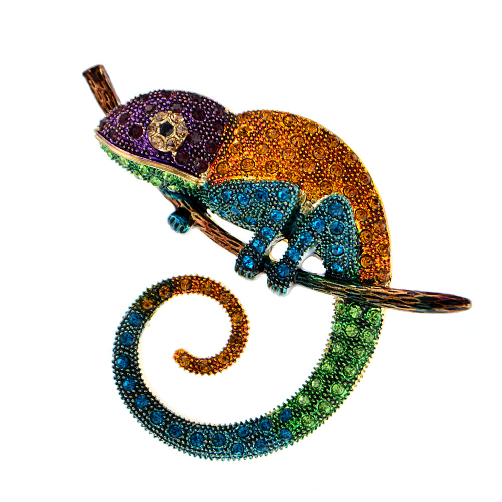 Broche caméléon coloré en strass multicolores avec détail soigné sur la queue en spirale et la branche