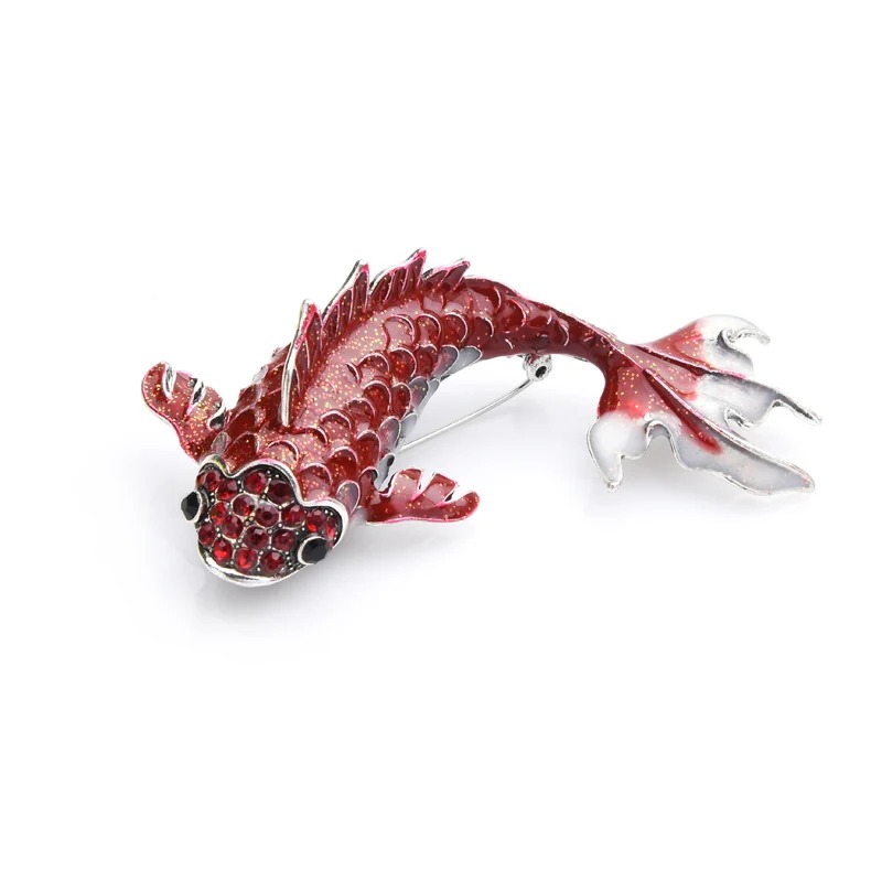 Broche Carpe Rouge en métal avec écailles détaillées et finition rouge brillante vue en angle