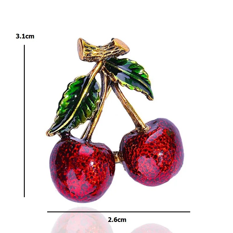 Broche cerises rouge et vert en métal doré avec feuilles détaillées, dimensions 3,1 cm hauteur sur 2,6 cm largeur
