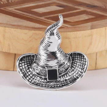 Broche chapeau de sorcière en métal argenté avec détail carré noir et texture quadrillée