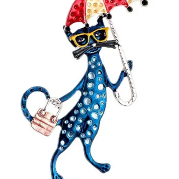Broche chat bleu en métal émaillé avec lunettes jaunes tenant un parapluie rouge et blanc à pois et un sac à main rose