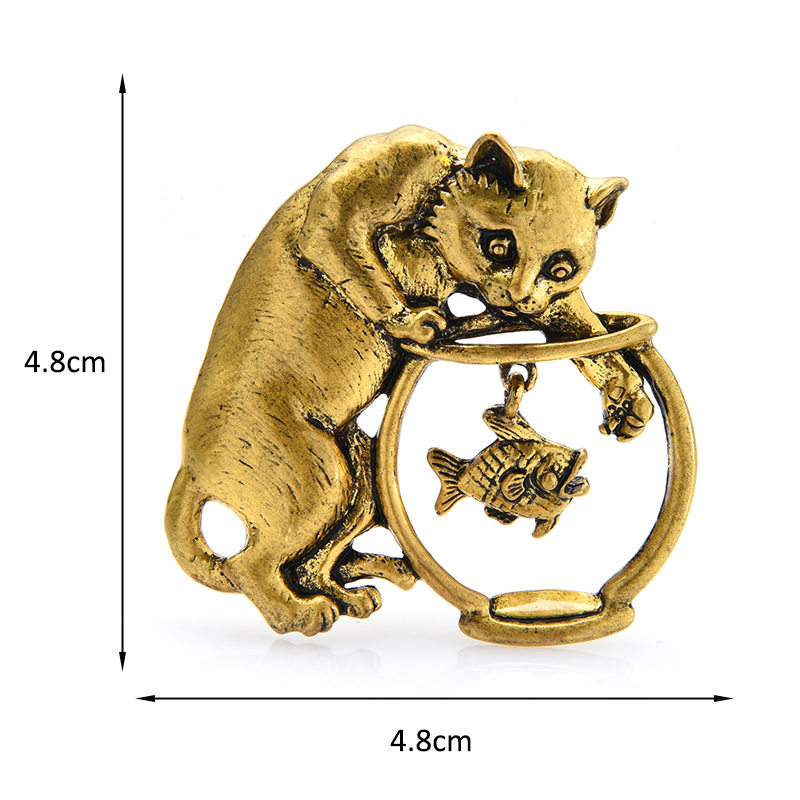 Broche chat en métal doré regardant un poisson dans un bocal rond, détail soigné et finition élégante