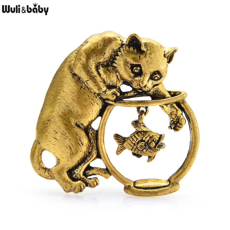 Broche chat en métal doré avec motif poisson suspendu dans un bocal rond