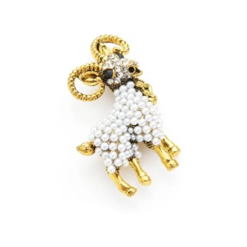 Broche chèvre fantaisie en métal doré avec corps orné de perles blanches et cornes torsadées