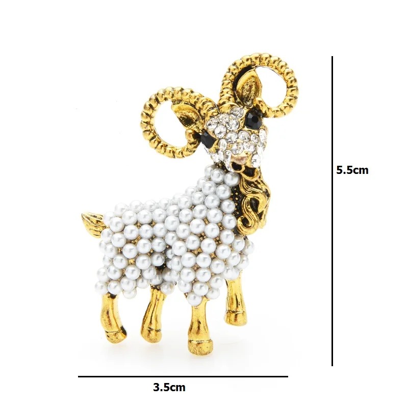Broche chèvre fantaisie en perles blanches et métal doré avec cornes torsadées, vue de face avec dimensions 5,5 cm hauteur et 3,5 cm largeur