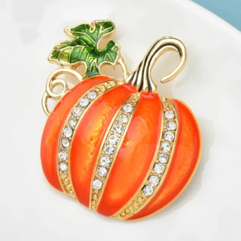 Broche citrouille orange en métal doré avec strass et feuille verte émaillée