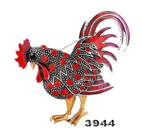 Broche coq fantaisie en métal avec motifs rouges et noirs, détail soigné des plumes et finition élégante