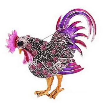 Broche coq fantaisie en métal avec strass roses et détails violets, motif stylisé avec finition soignée