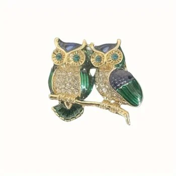 Broche couple de hibou en métal doré avec strass clairs et émail vert et bleu, deux hiboux perchés sur une branche
