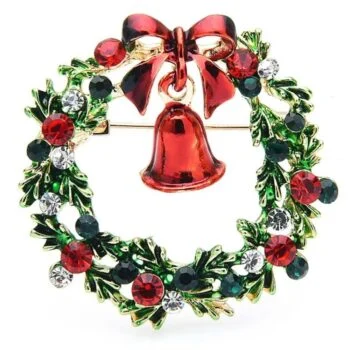 Broche couronne de Noël en métal émaillé vert avec cloche rouge suspendue et décorations rouges, noires et blanches, finition soignée