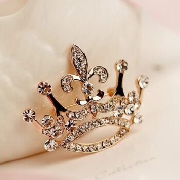 Broche couronne royale femme en métal doré ornée de cristaux brillants avec motif fleur de lys