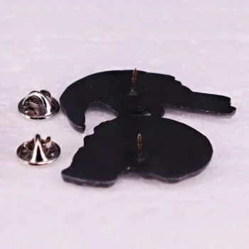 Broche Crane et Corbeau noire en métal vue arrière avec deux attaches papillon métalliques