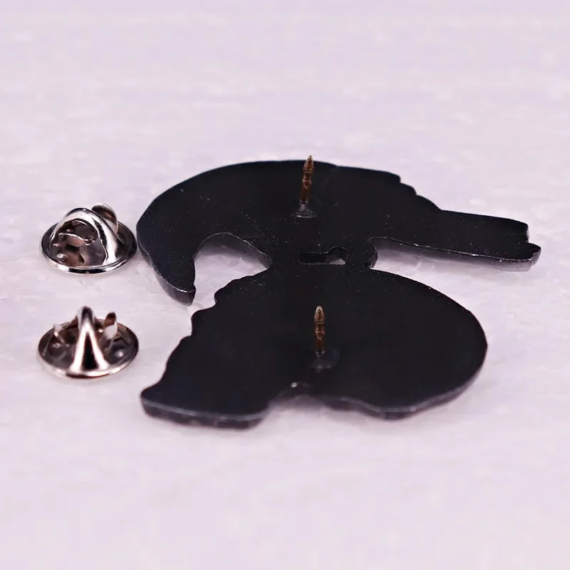 Broche Crane et Corbeau noire en métal vue arrière avec deux attaches papillon métalliques