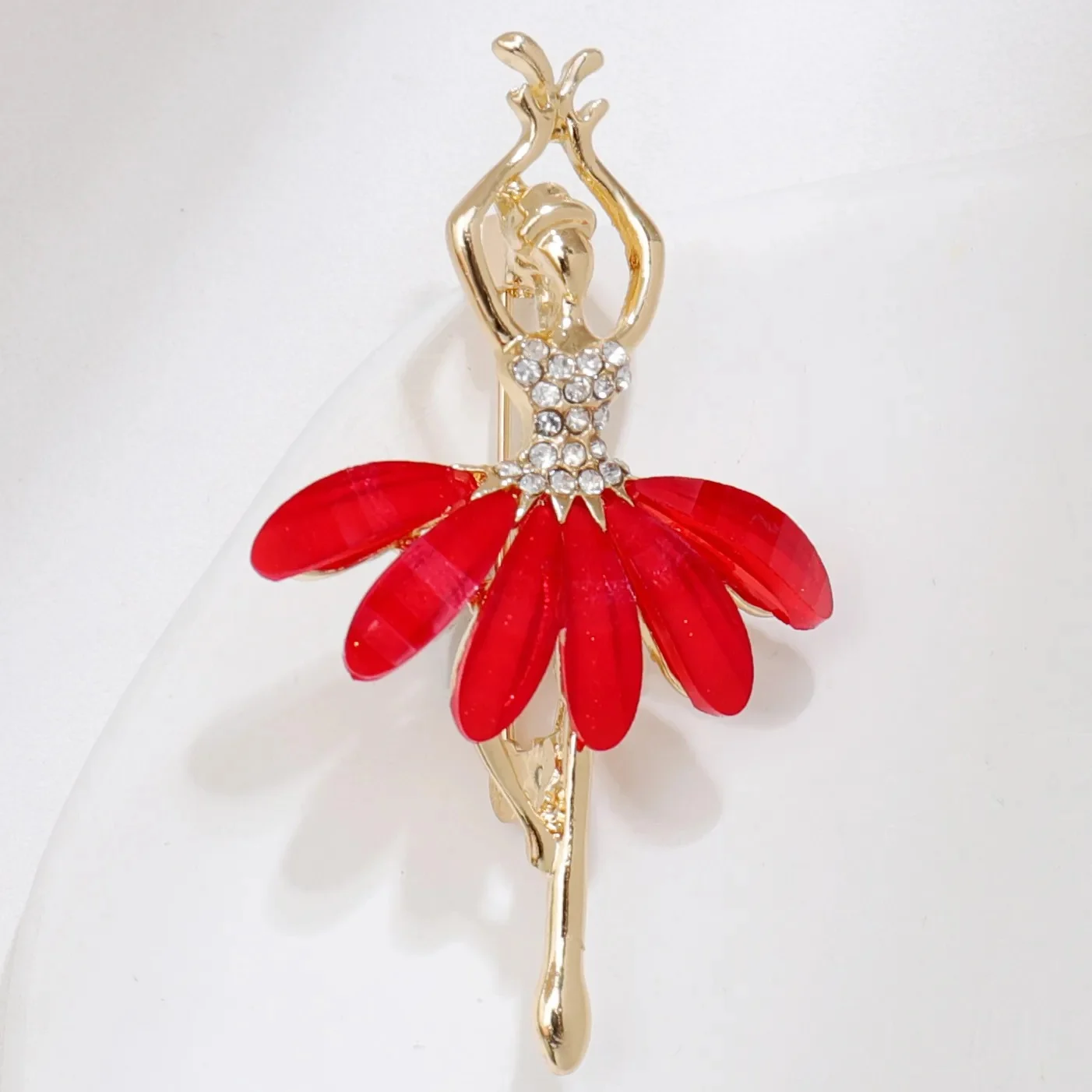 Broche danseuse dorée avec jupe rouge en pétales et bustier orné de strass