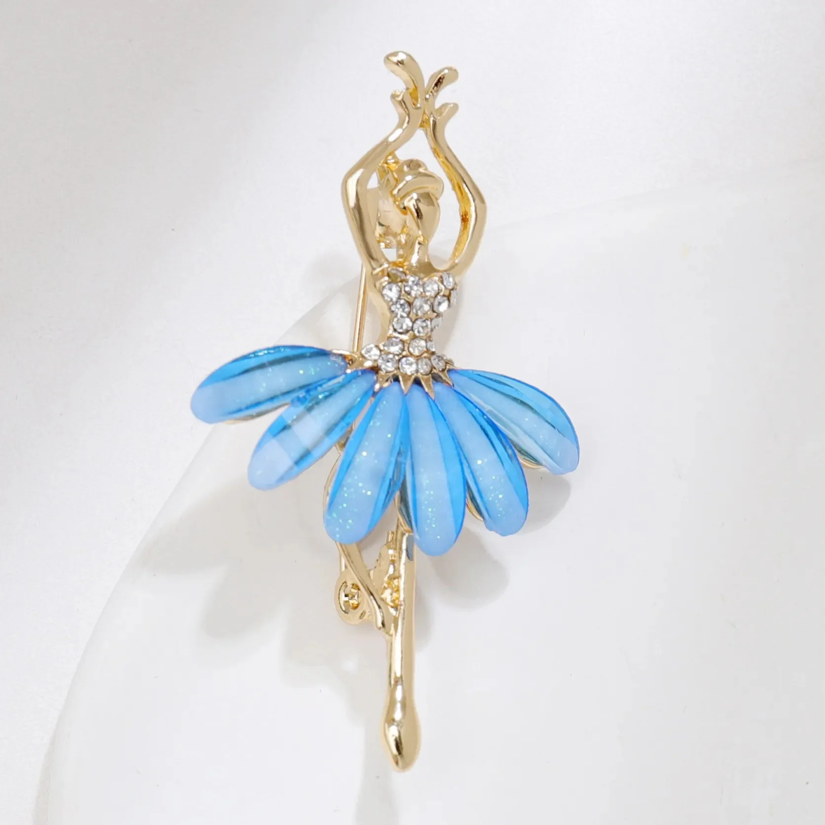 Broche danseuse en métal doré avec tutu bleu en émail et bustier orné de strass