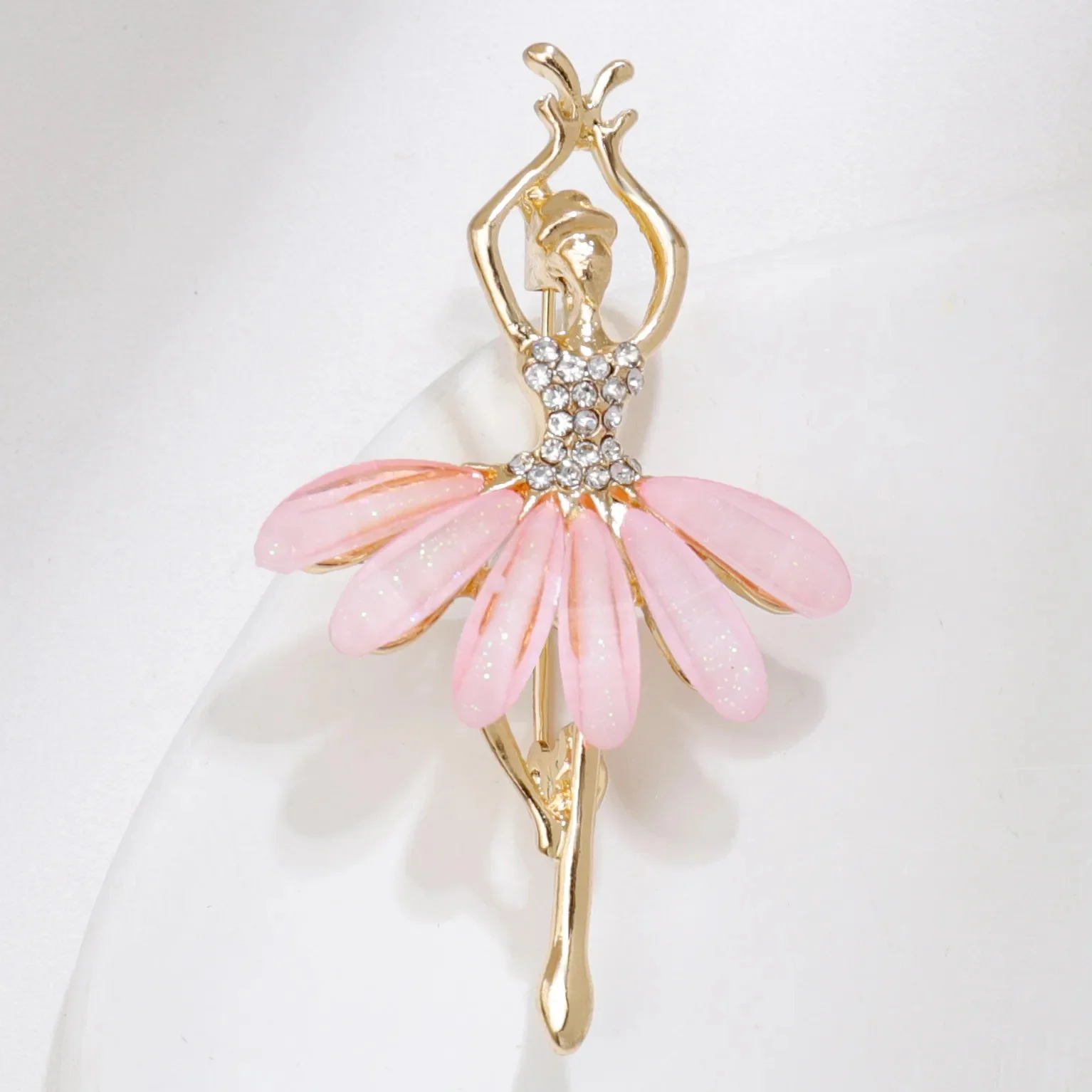 Broche danseuse dorée avec tutu rose en pétales et buste orné de strass scintillants