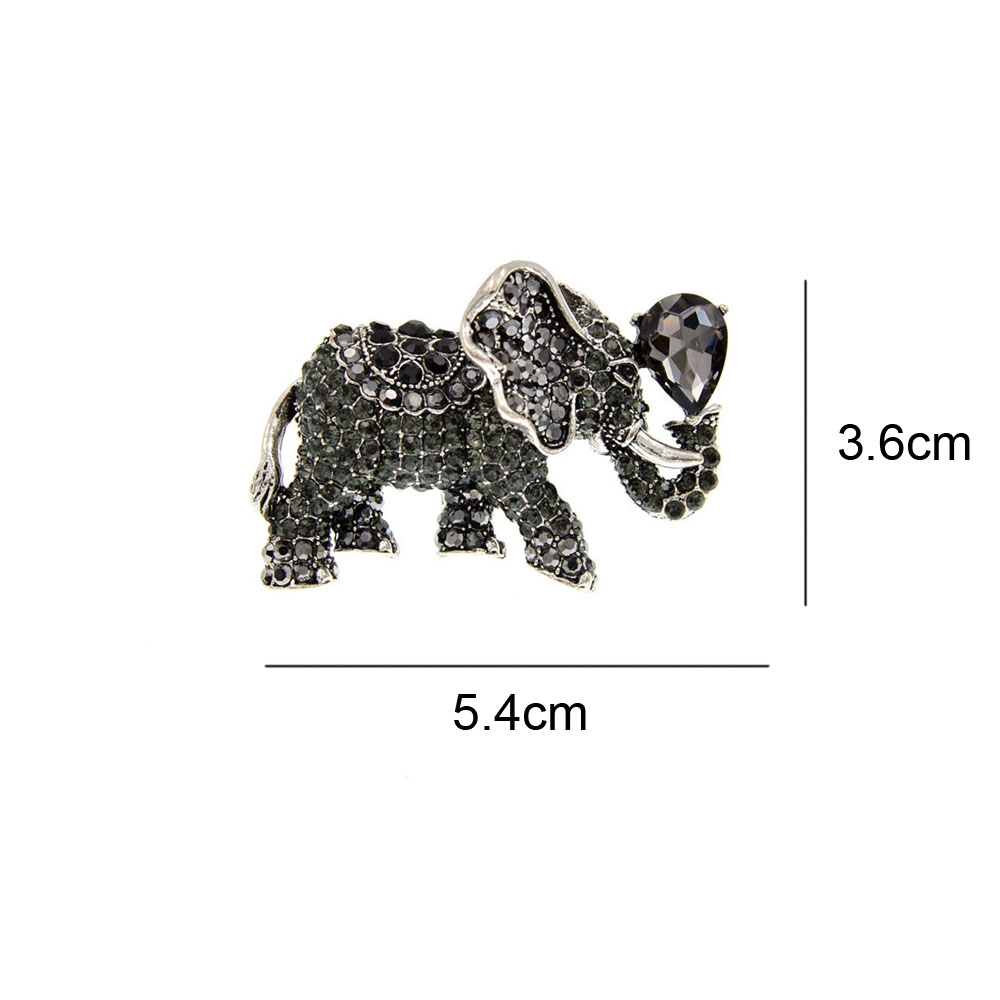Broche éléphant fantaisie en métal argenté avec strass noirs, vue de face avec dimensions 5.4 cm sur 3.6 cm