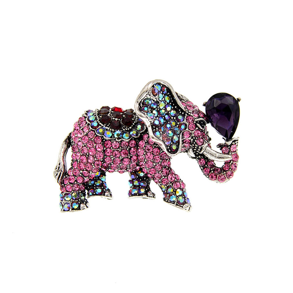 Broche éléphant fantaisie en métal argenté ornée de strass roses et multicolores avec une pierre violette en forme de goutte