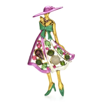Broche femme à chapeau élégante en métal doré avec robe ajourée ornée de pierres colorées et nœud vert, chaussures vertes et chapeau rose