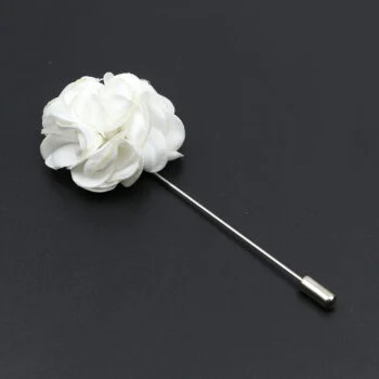 Broche fleurs homme blanche en tissu avec tige fine argentée et fermoir cylindrique