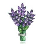 Broche fleurs de lavande en métal vert et pierres violettes taillées, avec anneau décoratif argenté à strass