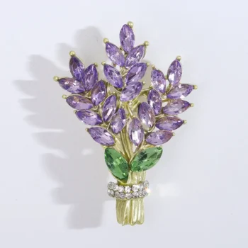 Broche fleurs de lavande en métal doré avec pierres violettes et vertes, détail de la composition florale en gros plan