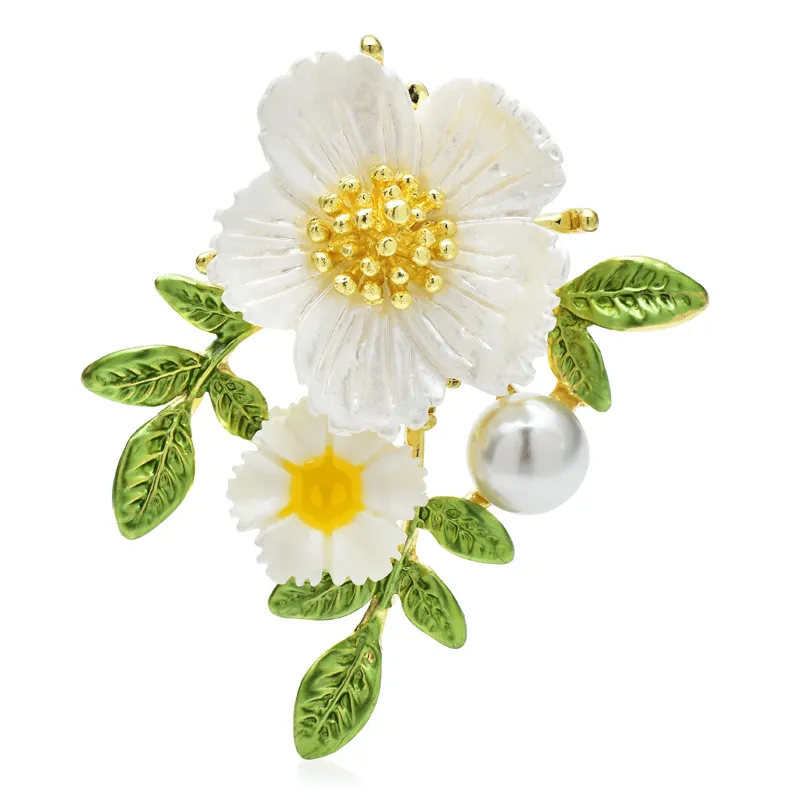 Broche Fleurs Mirifiques en métal doré avec fleurs blanches et jaunes, feuilles vertes détaillées et perle blanche décorative