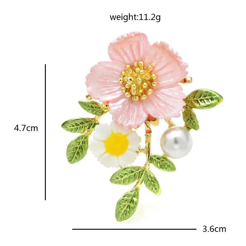 Broche Fleurs Mirifiques en métal doré avec fleur rose, petite marguerite blanche, feuilles vertes et perle blanche, détail soigné