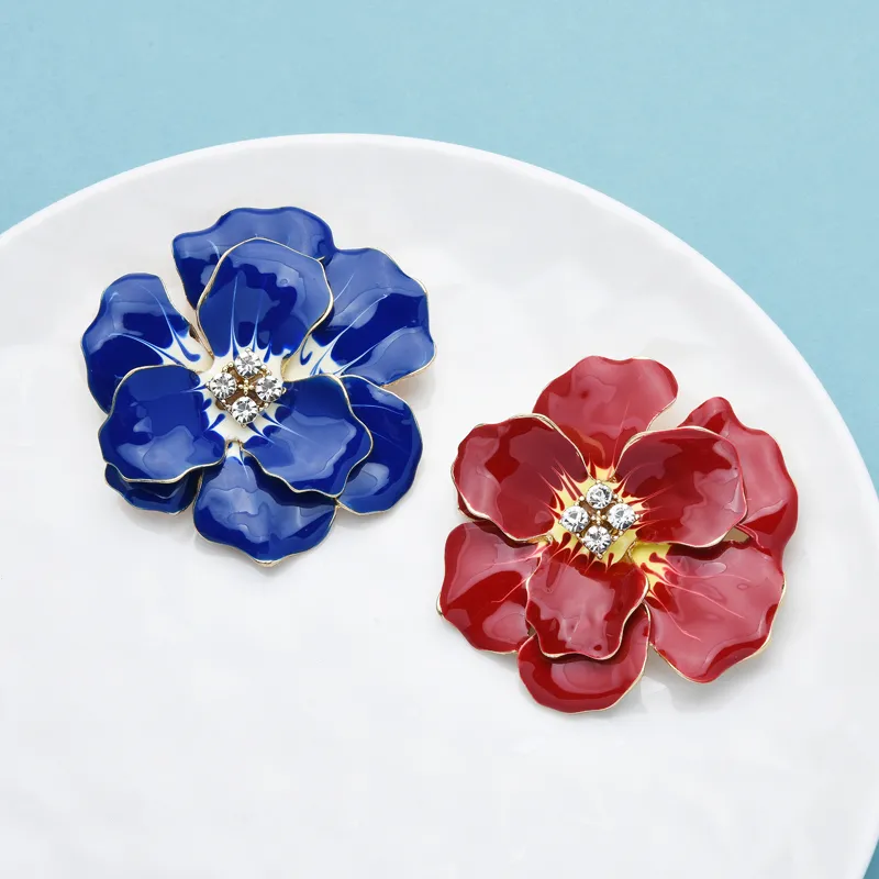 Broche fleurs rouges et bleues en émail avec détail soigné et finition élégante