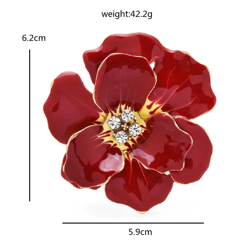 Broche fleurs rouges en métal émaillé avec centre orné de strass, vue de face montrant les détails de la fleur de 6,2 cm de hauteur et 5,9 cm de largeur