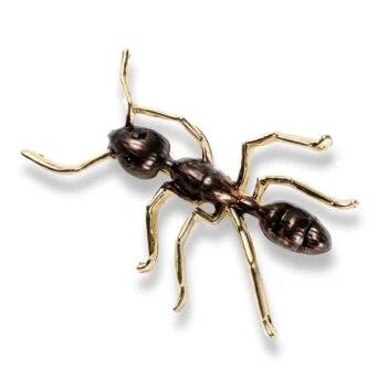 Broche fourmi en métal avec corps brun et pattes dorées, design élégant et finition soignée