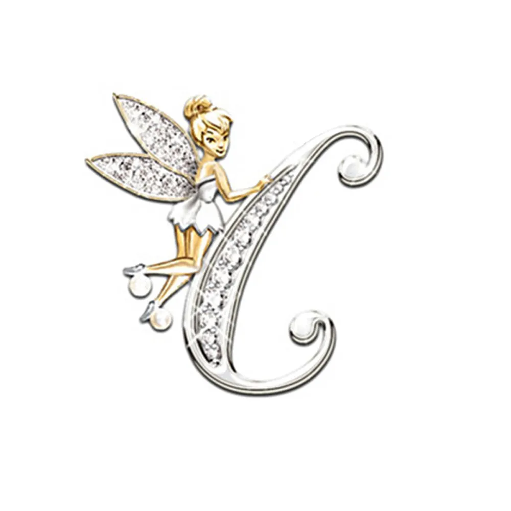Broche grandes lettres argentée en forme de lettre C avec fée détaillée et ailes ornées de strass