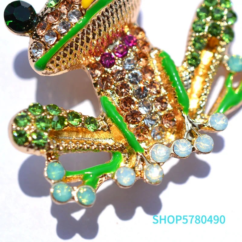 Broche grenouille originale en métal doré avec strass verts, blancs et roses, détails émaillés verts
