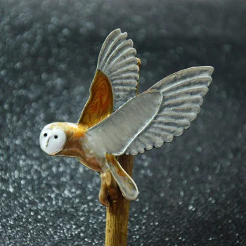 Broche hibou en vol en métal peint avec ailes déployées et détails soignés