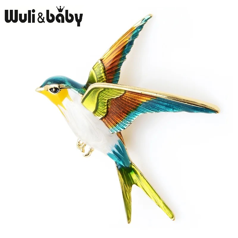 Broche hirondelle colorée en métal émaillé avec ailes déployées montrant un détail soigné et finition élégante