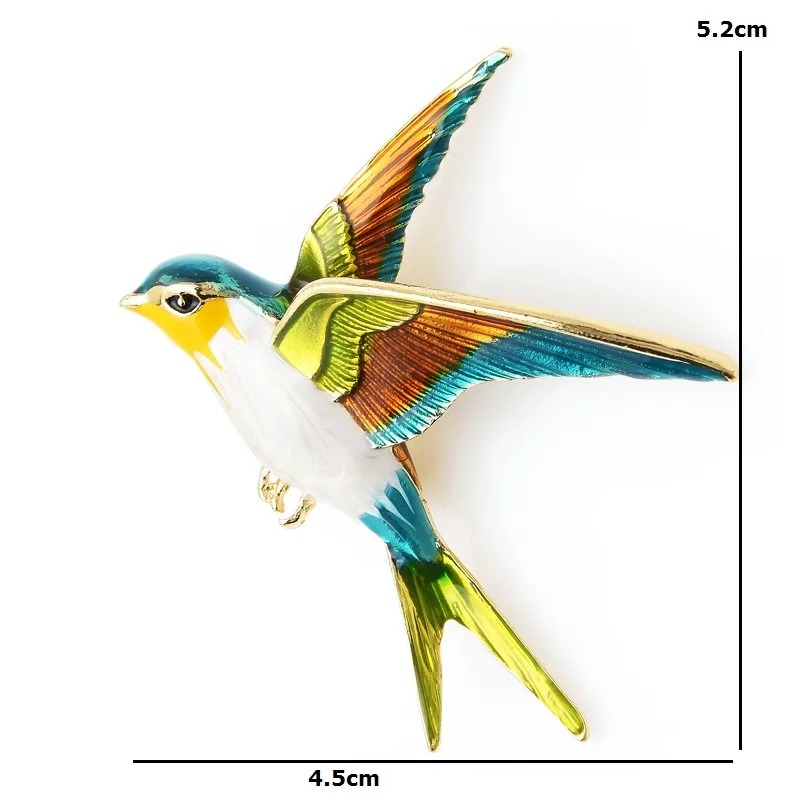 Broche hirondelle colorée en métal émaillé avec ailes déployées montrant un détail soigné des plumes aux teintes vertes, jaunes, bleues et marron