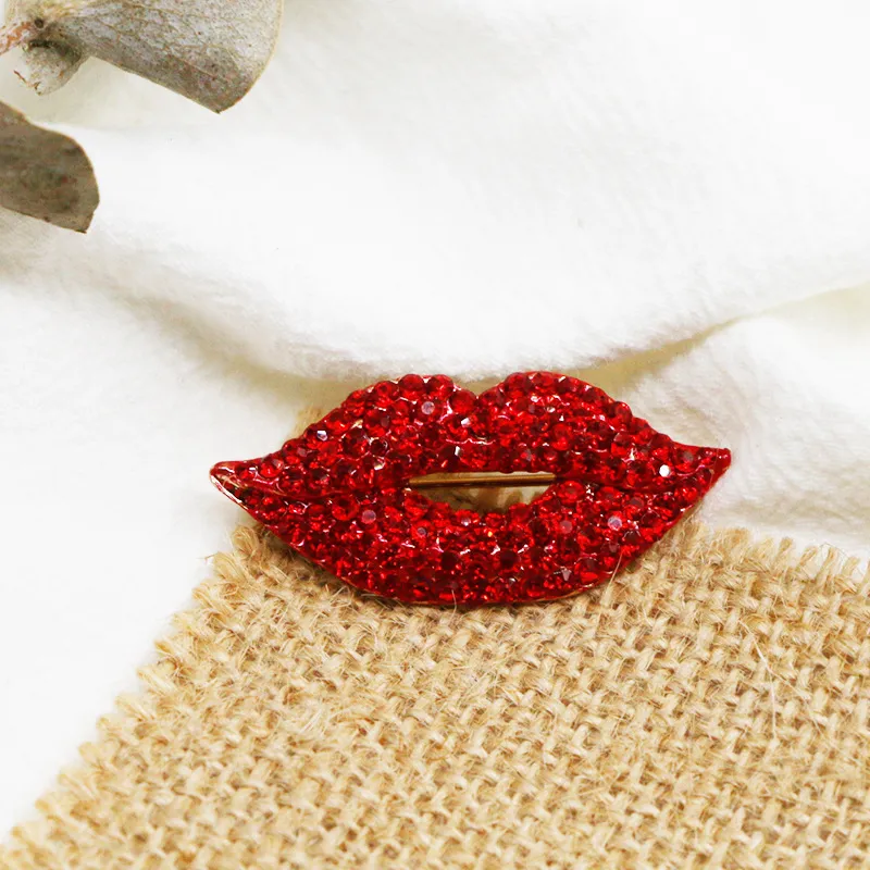 Broche lèvres glamour rouge ornée de cristaux brillants avec finition soignée