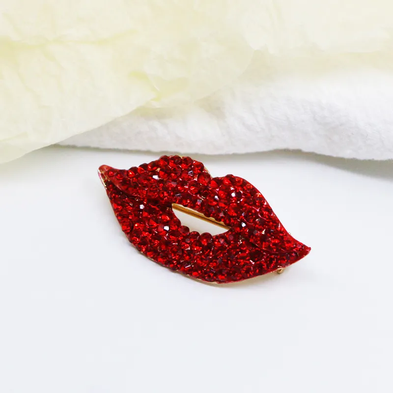 Broche lèvres glamour rouge en strass scintillants vue de face sur fond clair