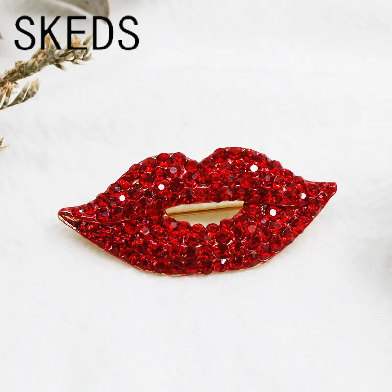 Broche lèvres glamour rouge en métal avec strass scintillants détail soigné