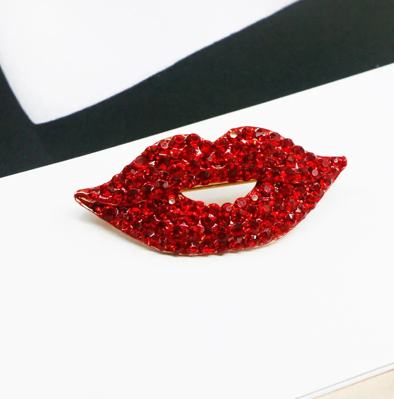 Broche lèvres glamour rouge en strass avec finition soignée