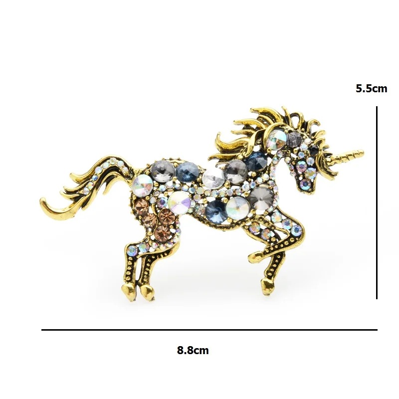 Broche licorne femme dorée ornée de strass multicolores bleus, blancs et marron, vue de profil avec détails des pierres et crinière sculptée