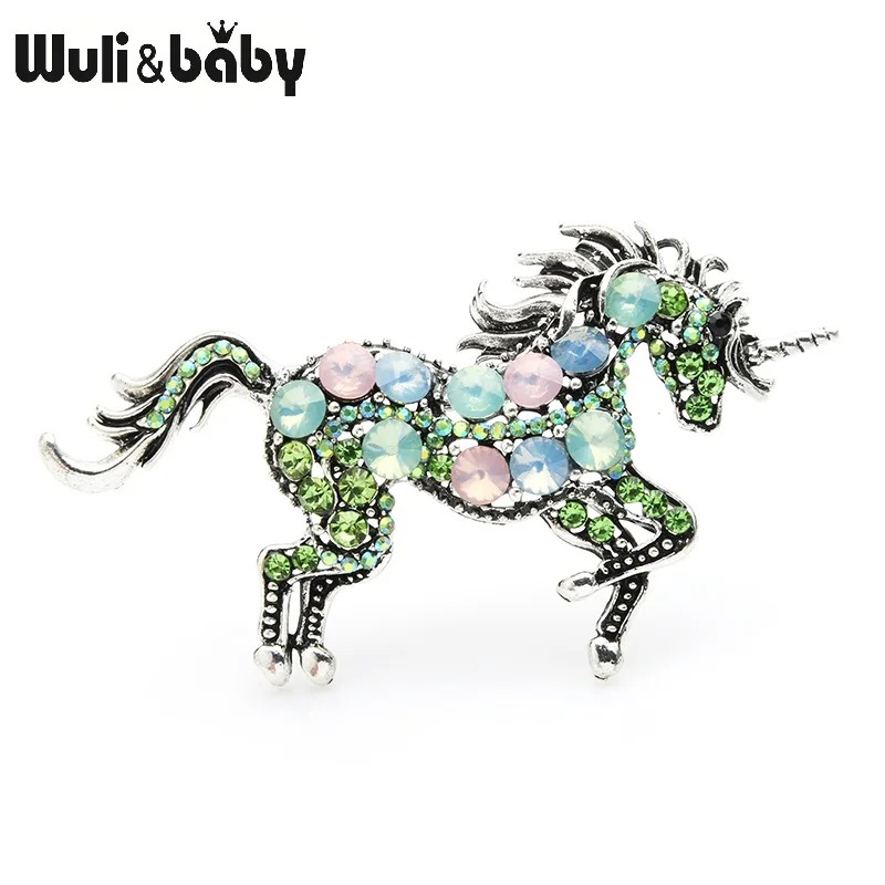 Broche licorne femme en métal argenté ornée de pierres vertes, bleues et roses avec détails scintillants