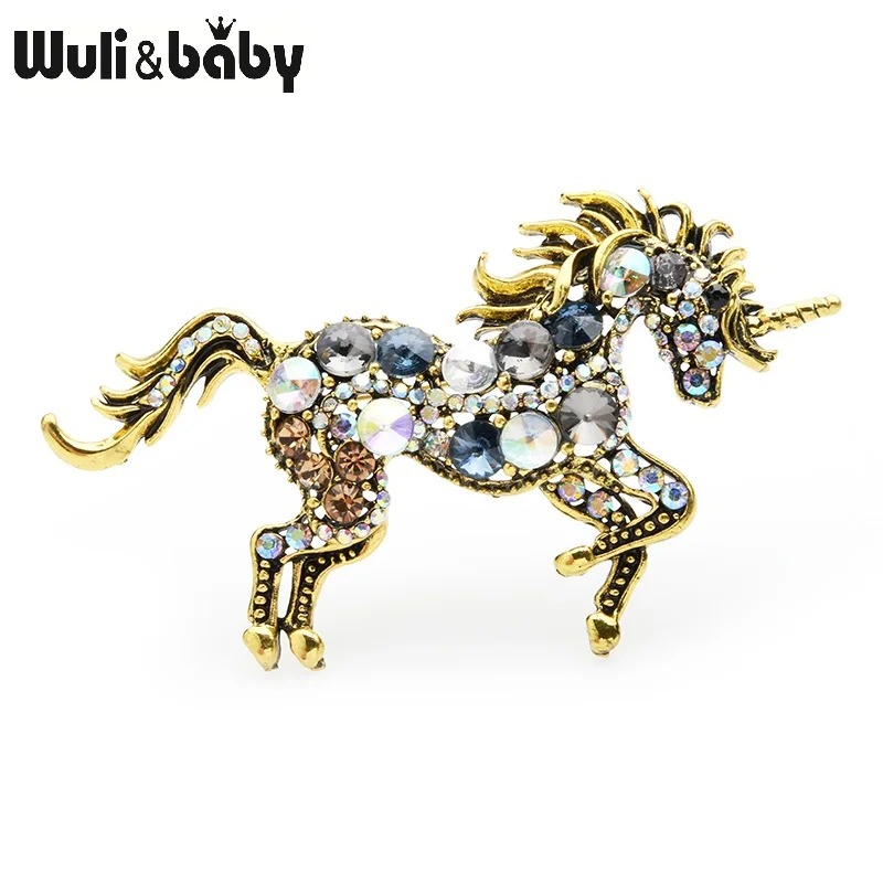 Broche licorne femme en métal doré avec strass multicolores scintillants, détail soigné du corps et de la crinière