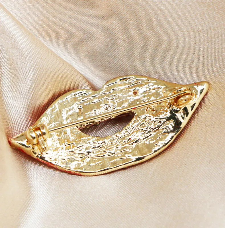 Broche lèvres glamour dorée en métal avec texture travaillée vue de dos et fermoir épingle