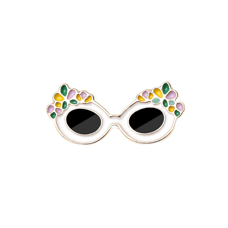 Broche lunettes blanche avec verres noirs et décor floral coloré en émail