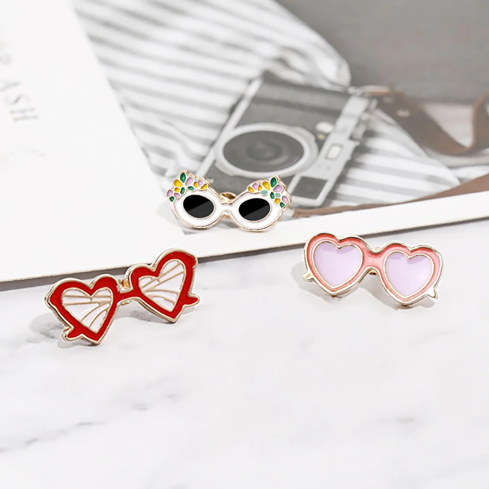 Broche lunettes cœur rouge, broche lunettes cœur rose et broche lunettes blanches avec strass multicolores en métal émaillé